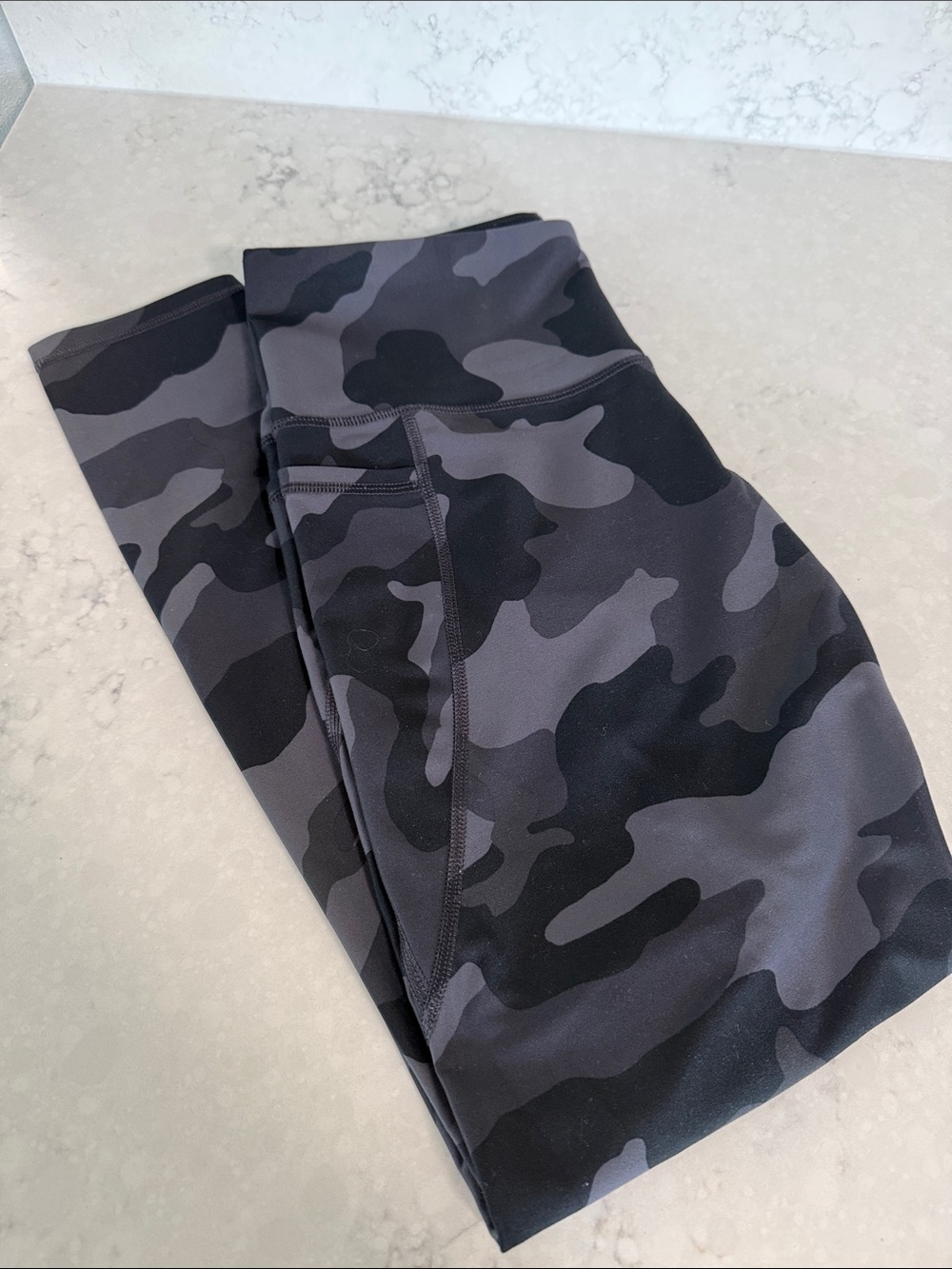 Old Navy women’s Black Camo Go-Dry Leggings w/side Pockets- L, 7/8 length
